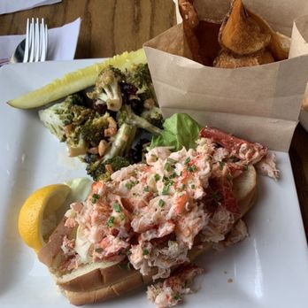 Lakehouse Grille - Lobster Roll - American Near Me - Meredith, New Hampshire