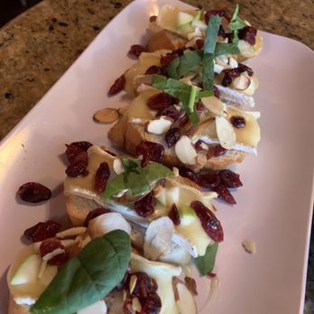 Mainstreet Pub - Baked Brie planks - Pubs Near Me - Melbourne, Florida