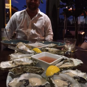 Porter's Grill & Pub - Oysters on the half shell - American Near Me - Pebble Beach, California