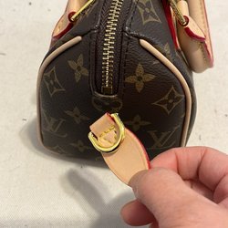 Van Y - The strap ring of the leather bag fell off.