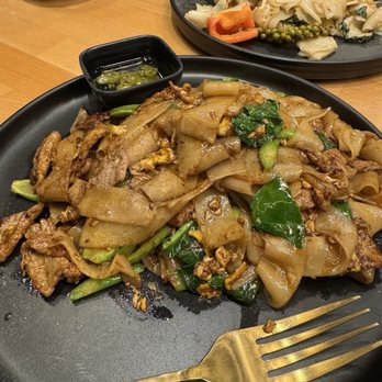 Manaao - Pad See Ew - Thai Near Me - Tustin, California Manaao - Pad See Ew - Thai Near Me - Tustin, California