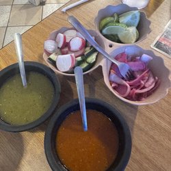 La Jalisciense - Side sauces and veggies