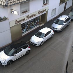 Hôtel de l'Ange - Ah... on va dormir juste en face des pompes funèbres, au moins ça devrait etre calme !