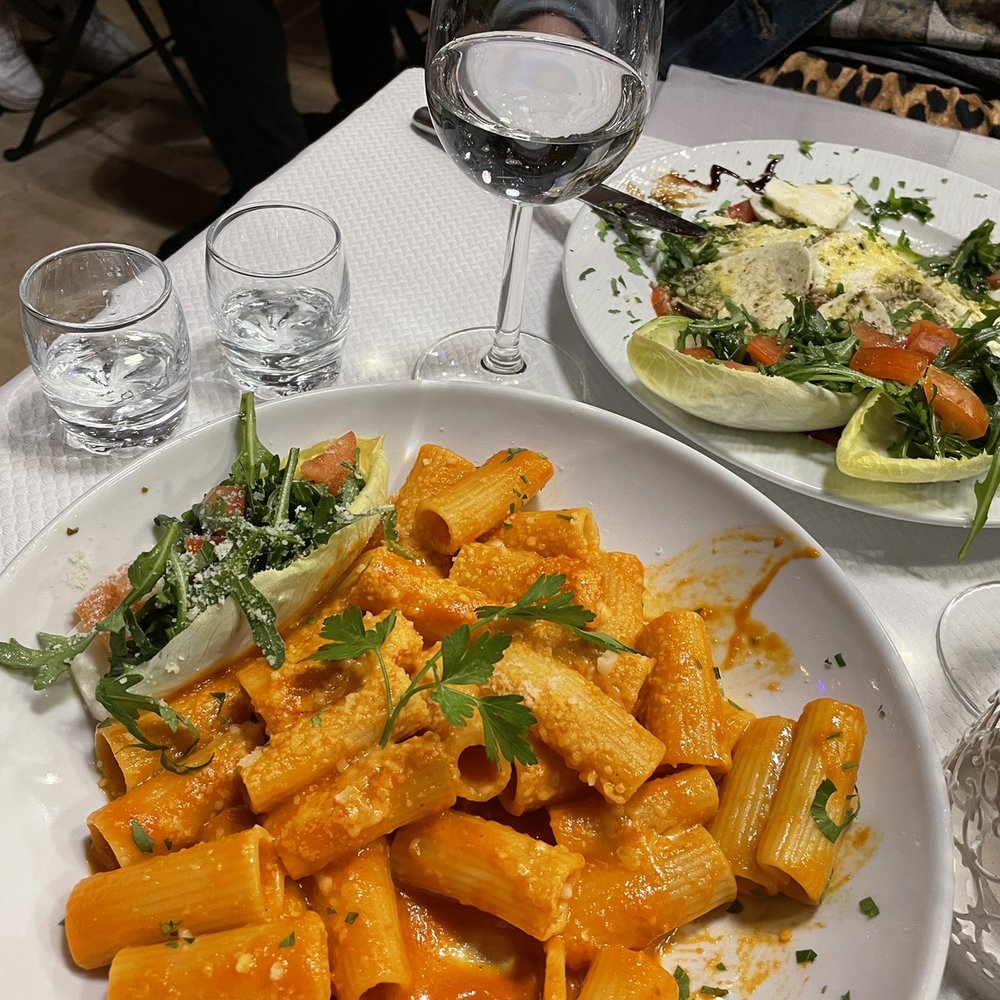 Pasta tomato ail and tomato with mozzarella Pasta tomato ail and tomato with mozzarella