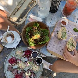 Surf House Barcelona - Uluwatu salad, tuna tataki, burrito