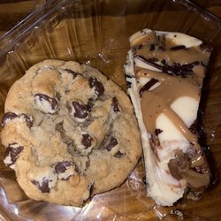 Linda’s Lunch Box - Chocolate Chip Cookie And Chocolate/Penut Butter Cheese Cake
