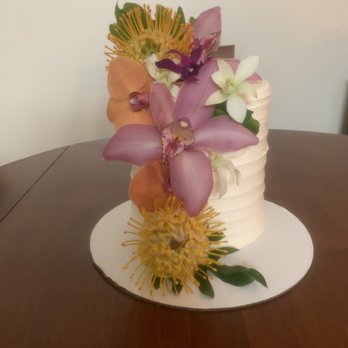 Ariele’s Kitchen - Beautifully decorated, but not a Queen Emma - Desserts Near Me