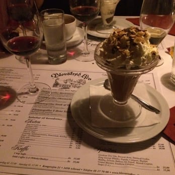 Blovstrød Kro - Uhm gammeldaws choko-mousse, som min farmor lavede den. All-in på flødeskum! - Restaurants Near Me - Allerød, 84