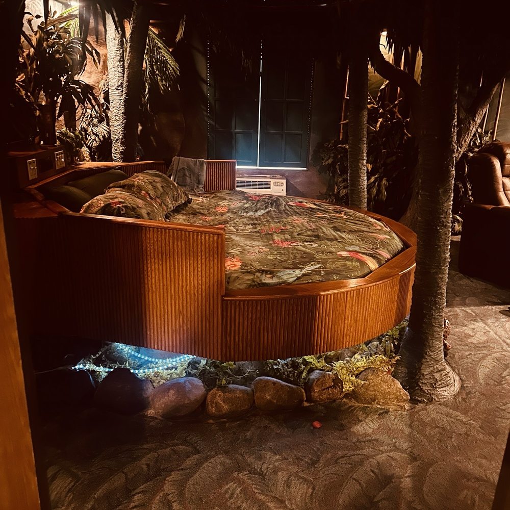 This is the bed that was super comfortable. The pillows were so fluffy! This is the bed that was super comfortable. The pillows were so fluffy!