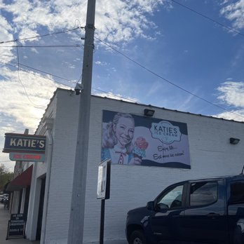 Katie's Ice Cream - a car parked in front of a building - Ice Cream & Frozen Yogurt Near Me - Dickson, Tennessee