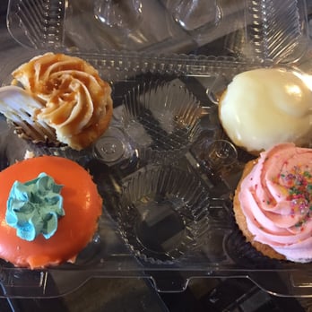 Kreative Kupcakes - Blue moon salted Carmel strawberry short cake and Lemon Yummy!!! - Cupcakes Near Me Kreative Kupcakes - Blue moon salted Carmel strawberry short cake and Lemon Yummy!!! - Cupcakes Near Me