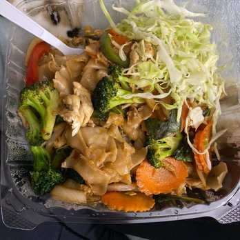 Thai Delicious Restaurant - L17. Chicken Pad Kee Mao (Drunken Noodle), add broccoli and carrots - Thai Near Me - Tigard, Oregon