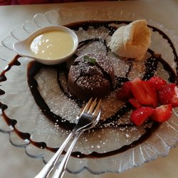Restaurant Merseburger Rabe - Schokoladen Kuchen mit Vanilleeis und Vanillesauce und frischen Erdbeeren