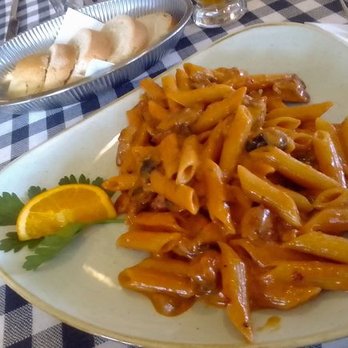Ristorante TOSCANA - Rigatoni Dello Chef. Makaroni mit Schweinefiletspitzen und Champignons - Italian Near Me - Berlin, BE Ristorante TOSCANA - Rigatoni Dello Chef. Makaroni mit Schweinefiletspitzen und Champignons - Italian Near Me - Berlin, BE