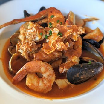 Moonraker Restaurant - Dungeness Crab Cioppino, very good. Comes with Garlic Bread. - New American Near Me - Pacifica, California