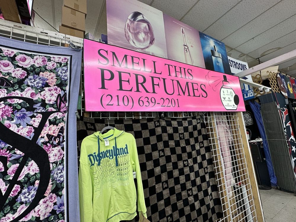 Smell This Perfumes Logo