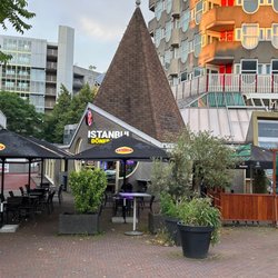 Istanbul Döner Kebab - Die Tische am Marktplatz könnten sauberer sein.