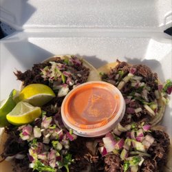 Tomé Todo - Beef barbacoa with cilantro salsa, lime and red chile