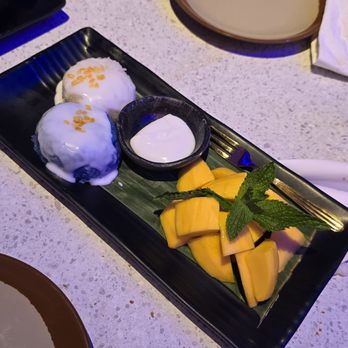 Isaan Der - Thai Kitchen & Bar - Mango sticky rice - Thai Near Me - Richmond Hill, Ontario Isaan Der - Thai Kitchen & Bar - Mango sticky rice - Thai Near Me - Richmond Hill, Ontario