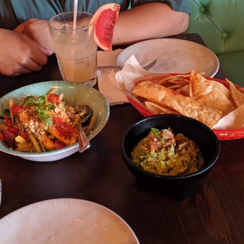 Escondite - Mango salad and chips & guacamole - Mexican Near Me - Laval, Quebec