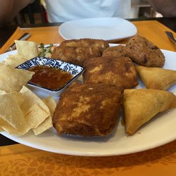 La Bamboo - Mixed appetizer. l- r pappadam pieces, fish cutlet, pattise( samosa) , vadai n beef rolls