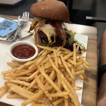 The Surfing Pig Hawaii - Brisket burger - Cocktail Bars Near Me - Honolulu, Hawaii The Surfing Pig Hawaii - Brisket burger - Cocktail Bars Near Me - Honolulu, Hawaii