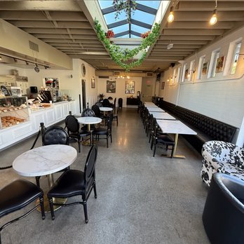 Brioche de Paris - Inside seating - Bakeries Near Me - Lafayette, California