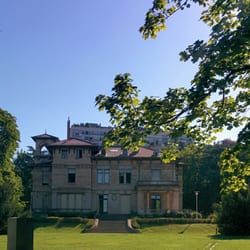 Villa Gillet - La Villa en été, au cœur du magnifique parc de la Cerisaie