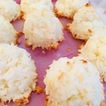 Keep Austin Baked - six coconut macaroons on a pink plate - Bakeries Near Me - Austin, Texas