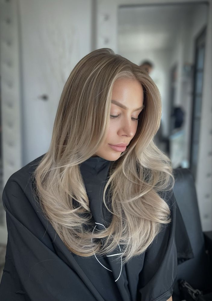 Ernielovescolor Logo