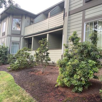 Plaza Inn and Suites - Exterior of the animal friendly building borders the street and the patio is private - Hotels Near Me - Ashland, Oregon