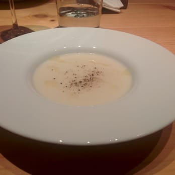 Foodies - Crema de coliflor con aceite de nuez - Spanish Near Me - Valencia, V Foodies - Crema de coliflor con aceite de nuez - Spanish Near Me - Valencia, V