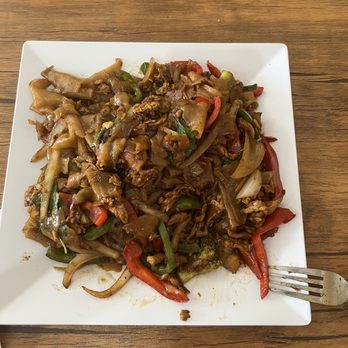 Thairiffic in the Valley - Drunken Man Noodles: contains rice noodles, chicken, red and green bell peppers, onions, garlic, Thai basil, and broccoli. - Thai Near Me - Brodheadsville, Pennsylvania Thairiffic in the Valley - Drunken Man Noodles: contains rice noodles, chicken, red and green bell peppers, onions, garlic, Thai basil, and broccoli. - Thai Near Me - Brodheadsville, Pennsylvania