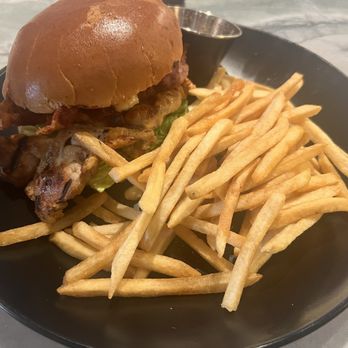 32 North - Grilled chicken sandwich - Breakfast & Brunch Near Me - Valley Stream, New York