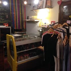 Bistrô Les Amis - Parte interna do balcão e camisetas que vendem lá