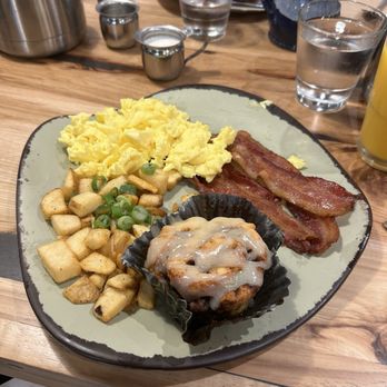 Egg Harbor Cafe - Gluten-Free Cinnamon Roll Breakfast - Breakfast & Brunch Near Me - Brookhaven, Georgia