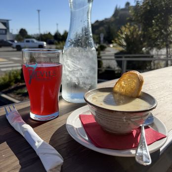 7 Devils Waterfront Alehouse - Clam Chowder & Hard Cider - Seafood Near Me - Coos Bay, Oregon