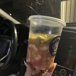 Skimpy large cóctel with unripe avocado