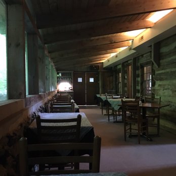 Sugar Tree Inn - Cozy dining space for the delicious breakfast! - Hotels Near Me - Vesuvius, Virginia