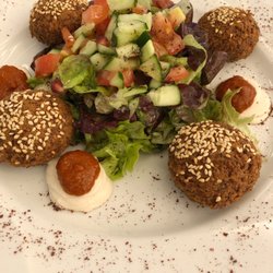 Al Hayat arabisches & mediterres Restaurant Hamburg Pöseldorf - Falafel mit Sesamsamensoße( Tahine) auf Salat / Falafel with sesame seed sauce (tahine) on salad