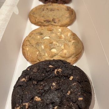 Crumbl - Holland - Brownie batter Chocolate chip White chocolate macadamia Peanut butter chocolate - Bakeries Near Me - Holland, Michigan Crumbl - Holland - Brownie batter Chocolate chip White chocolate macadamia Peanut butter chocolate - Bakeries Near Me - Holland, Michigan
