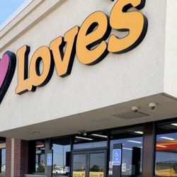 Love's Travel Stop - Entrance