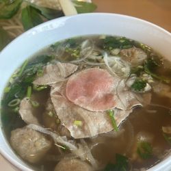 The best pho I've ever tasted, impeccable service! I would fly without a doubt, the cleanliness in the place shows, everything perfect!