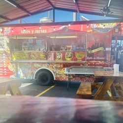 Tacos El Chilango - Food truck and wooden tables