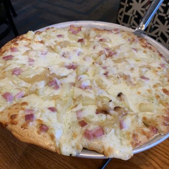 Craft 31 - Hawaiian Thin Crust Pizza - Pizza Near Me - Williamsburg, Virginia Craft 31 - Hawaiian Thin Crust Pizza - Pizza Near Me - Williamsburg, Virginia