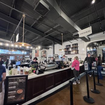 Honest Coffee Roasters - Line up and order up - Coffee Roasteries Near Me - Franklin, Tennessee