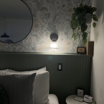 Emerald Valley Inn - Bedroom - Hotels Near Me - Port Angeles, Washington