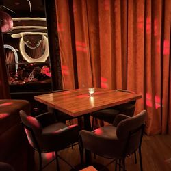 Drop Dead Gorgeous - Table seating