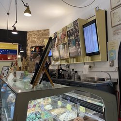 Mannà Gelats - Amazing service. So many flavors to choose from.