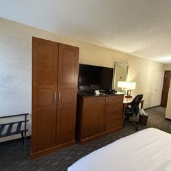 Drury Inn & Suites Columbia Stadium Boulevard - Luggage rack, wardrobe, tv, desk